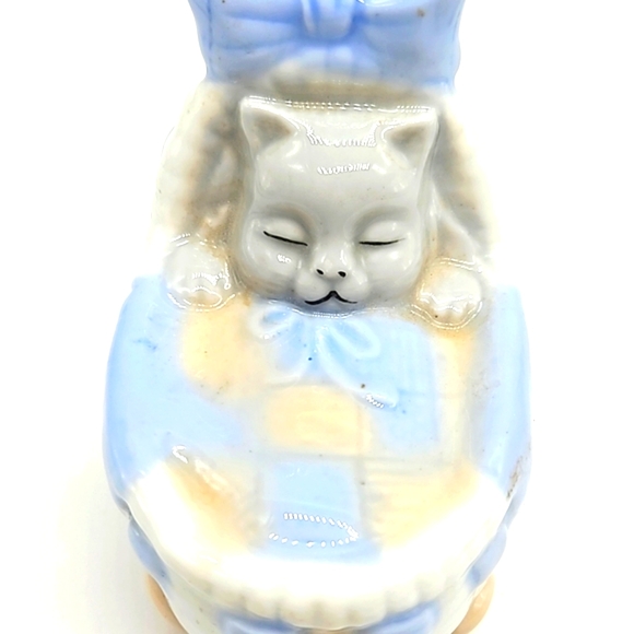 Ceramic kitty cat in basket with blanket figurine - Picture 2 of 8
